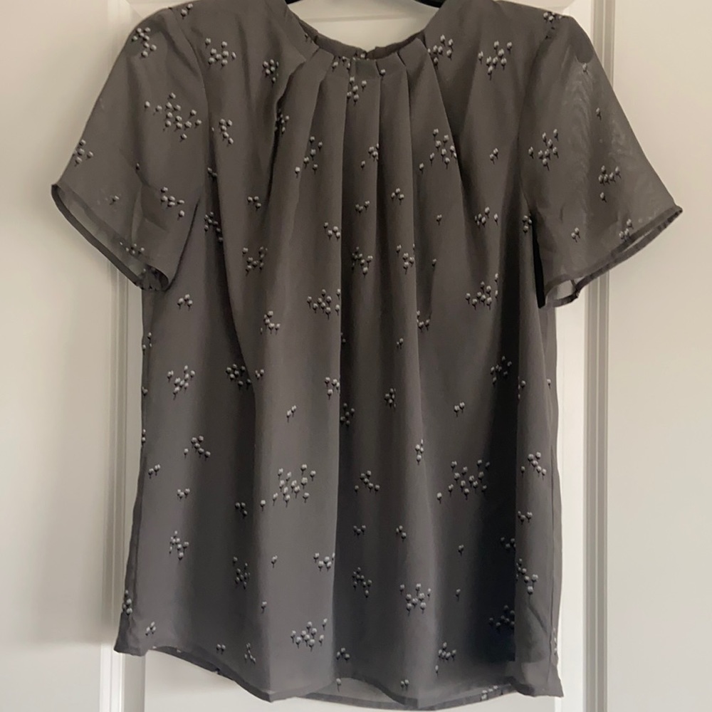 EUC Ann Taylor flowery top size M